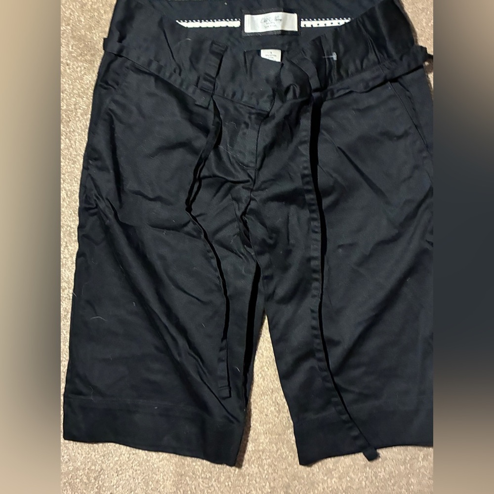 Woman’s Old Navy Black Bermuda Shorts With Tie Belt 2 clips and Zipper Closure